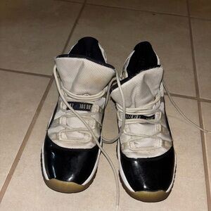 Used Jordan white concords 11 size 5.5 in men and 7.5 in women